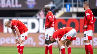 Enttäuschte Spieler des 1. FC Kaiserslautern nach der Niederlage gegen Paderborn. 