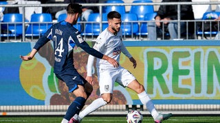 Luca Erlein von der TSG Hoffenheim 2 im Zweikampf mit Leon Dajaku vom SSV Ulm. 