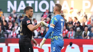 Demirovic vom VfB Stuttgart und Schwäbe vom 1. FC Köln schlagen sich ab. 