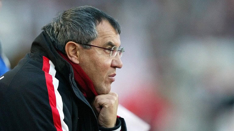 Trainer Felix Magath (Stuttgart) als konzentrierter Beobachter