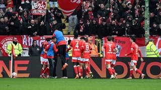 Der 1. FC Kaiserslautern bejubelt einen 3:1-Heimsieg gegen Dynamo Dresden