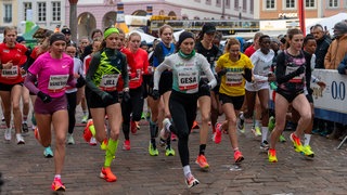Auch 2025 können sich Läuferinnen und Läufer wie hier im vergangenen Jahr wieder in insgesamt 13 Läufen beim Silvesterlauf 2025 messen.