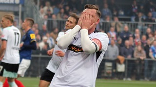 Marlon Ritter vom 1. FC Kaiserslautern ist gegen Holstein Kiel frustriert.