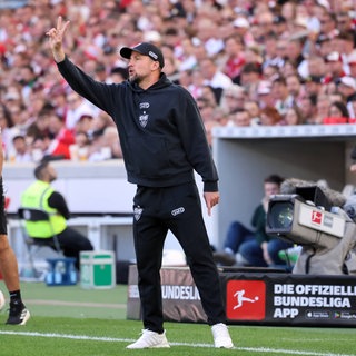 VfB-Trainer Sebastian Hoeneß gibt an der Seitenlinie Anweisungen