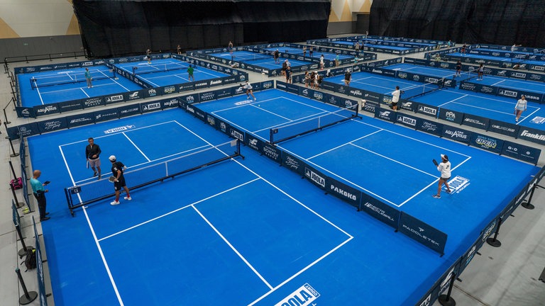 Mehrere Pickleball-Plätze nebeneinander.