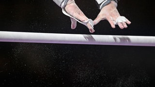 Turnerin greift nach Barren. Eine ehemalige Leistungsturnerin erzählt von Missbrauch am Kunst-Turn-Forum in Stuttgart