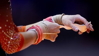 Hände von Naomi Visser bei Turn-WM in Jakarta