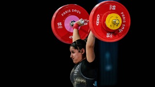 Yekta Jamali flüchtet 2022 mit 17 aus dem Iran, jetzt will die Gewichtheberin bei der EM für Deutschland glänzen.