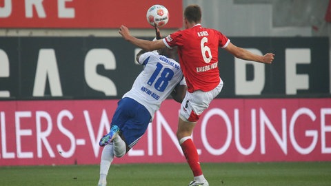 Zweikampfstark gegen den Schalker Christopher Antwi Adjei - FCK Neuzugang Fabian Kunze 