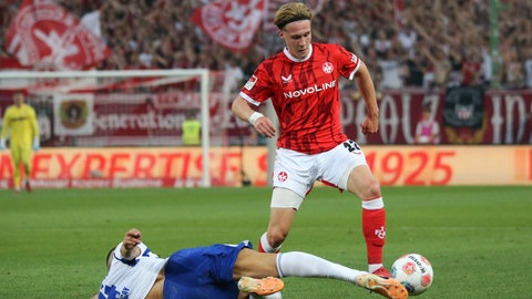 Mika Haas im Zweikampf mit dem Schalker Hasan Kurucay