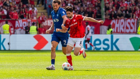 FCK Mittelfeldspieler Semih Sahin im Laufduell mit dem Darmstädter Fraser Hornby