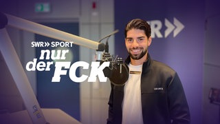 Semih Sahin steht bei seinem Besuch im Nur der FCK Podcast-Studio vor dem Mikrofon. 