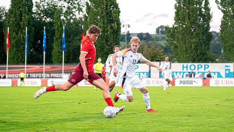 FCK-Abwehrspieler Mika Haas (re, Nr.13) bei seinem Debüt für die deutsche U20 Nationalmannschaft.