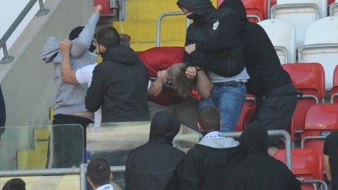 Anhänger des KSC prügeln 2014 auf dem Betzenberg auf einen FCK-Fan ein.