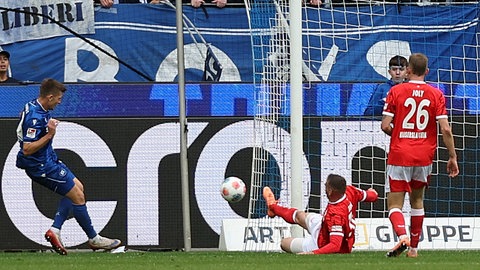 Luca Sirch verhindert mit einer Monstergrätsche im Derby gegen den KSC ein Gegentor. Links Marvin Wanitzek vom KSC, rechts FCK-Verteidiger Paul Joly.