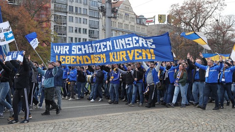 Fans laufen durch Leipzig mit Bannern gegen Stadionverbote