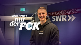 FCK-Torhüter Julian Krahl steht bei seinem Besuch im SWR Podcaststudio vor dem Mikro.