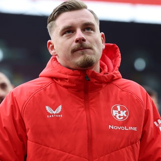 Unzufrieden trotz Sieg - FCK Kapitän Marlon Ritter nach dem 1:0 Erfolg gegen Greuther Fürth vor der Westkurve