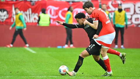 Robuster Zweikämpfer - FCK-Innenverteidiger Jacob Rasmussen im Duell mit dem Fürther Sayfallah Ltaief.