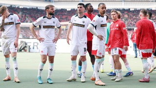 Nach der heftigen Niederlage beim 1. FC Nürnberg stehen die Spieler des FCK mit ratlosen Gesichtern vor den eigenen Fans.
