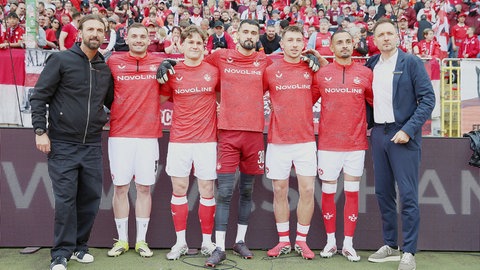 FCK Geschäftsführer Thomas Hengen (li) und Sportdirektor Marcel Klos (re) bei der Verabschiedung von Luca Sirch, Florian Kleinhansl, Avdo Spahic, Daniel Hanslik und Kenny-Prince Redondo 