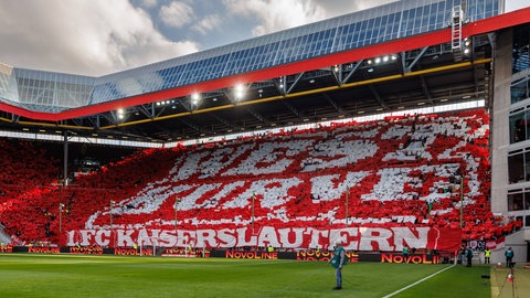 Riesenstimmung und immer ausverkauft - die Westkurve im Fritz Walter Stadion in Kaiserslautern