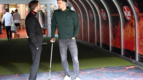 Wurde schmerzlich vermisst - der immer noch verletzte FCK Torjäger Ivan Prtajin, hier zusammen mit FCK-Geschäftsführer Thomas Hengen