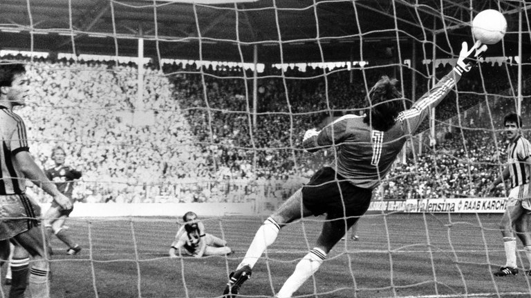 Das Tor zum 1:0 im Spiel FCK vs. SVW am 22.10.1983
