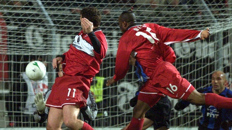 Stürmer Olaf Marschall trifft per Kopfball zum 3:2