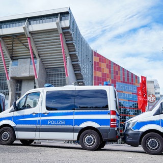 Polizisten vor dem Betzenberg in Kaiserslautern
