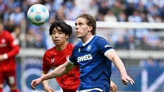 Yokota (FCK) und Herold (KSC) kämpfen um den Ball.