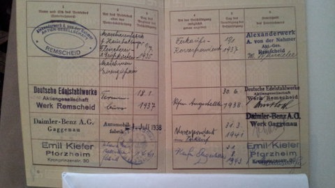 Die Einträge in Emil Walters Arbeitsbuch signalisieren, dass der ehemalige Barca-Star nicht im Krieg war.