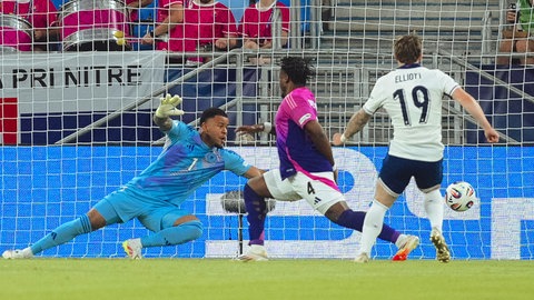 Englands Harvey Elliott (r) erzielt den Treffer zum 1:0