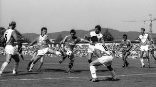 Weltmeister Klaus Augenthaler (4. v. l.) konnte die Bayern-Blamage beim FV Weinheim nicht verhindern
