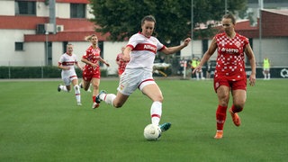 Jana Spengler vom VfB Stuttgart setzt zum Schuss an