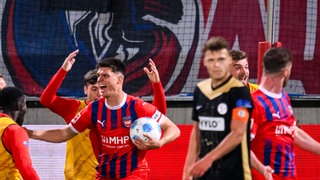 Heidenheims Mathias Honsak jubelt nach seinem Tor zum 2:2 gegen Elversberg im Hinspiel