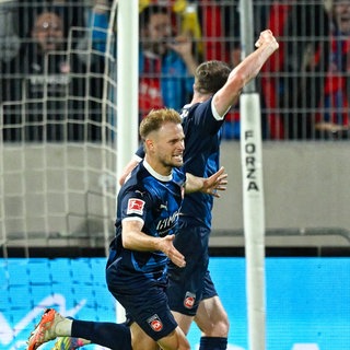 Heidenheims Torschütze Leo Scienza (vorne) jubelt mit über sein Tor zum 2:1 gegen Elversberg