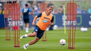 Grischa Prömel auf dem Fußballplatz bei einer Trainingsübung