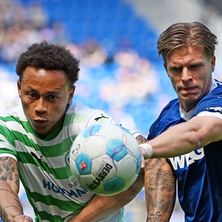 Der Karlsruher Dzenis Burnic (re.) und der Fürther Roberto Massimo kämpfen um den Ball