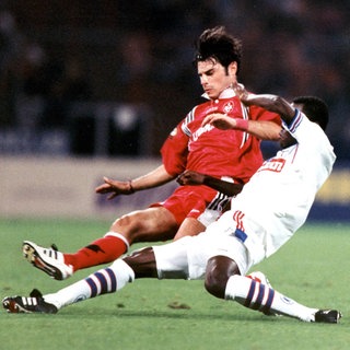 Ciriaco Sforza (FCK) beim Kampf um den Ball mit Alexander Nyarko (KSC) am 19.09.1997 im Wildparkstadion.