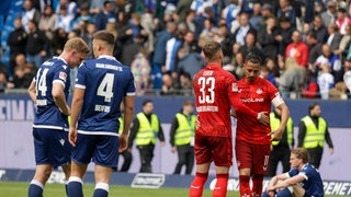 Der KSC (blau) und der FCK trennten sich 2:2-Unentschieden
