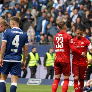 Der KSC (blau) und der FCK trennten sich 2:2-Unentschieden