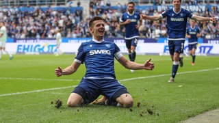 Marvin Wanitzek (Karlsruher SC) jubelt über ein Tor