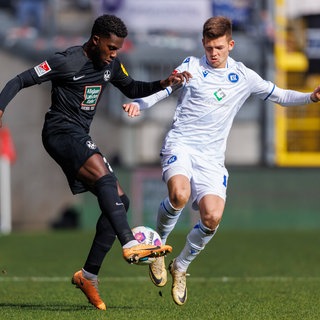 Richmond Tachie (1.FC Kaiserslautern) im Zweikampf mit Marvin Wanitzek (Karlsruher SC).