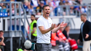 Trainer Christian Eichner (Karlsruher SC) gestikuliert und schreit während des Spiels der 2. Bundesliga zwischen Karlsruher SC und SC Paderborn
