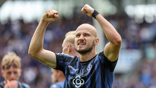 Felix Lohkemper (SV Waldhof) jubelt nach seinem Tor im Spiel gegen den SC Verl