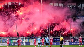 Die Fans vom SV Waldhof Mannheim zünden in der Fankurve Pyrotechnik