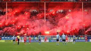 Fans von Waldhof Mannheim zünden im Spiel gegen Cottbus Pyrotechnik
