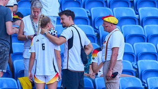 Giulia Gwinn mit Eltern und Freund Constantin Frommann