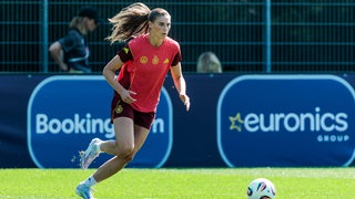 Jule Brand im roten Trainingstrikot des Nationalteams.